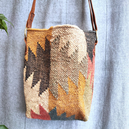 Borsa tracolla BORAI artigianale realizzato con KILIM e Cuoio – immagine1