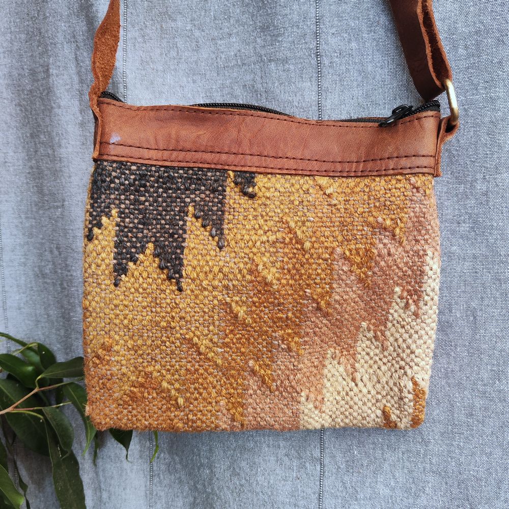 Borsa tracolla TARA artigianale realizzato con KILIM e Cuoio