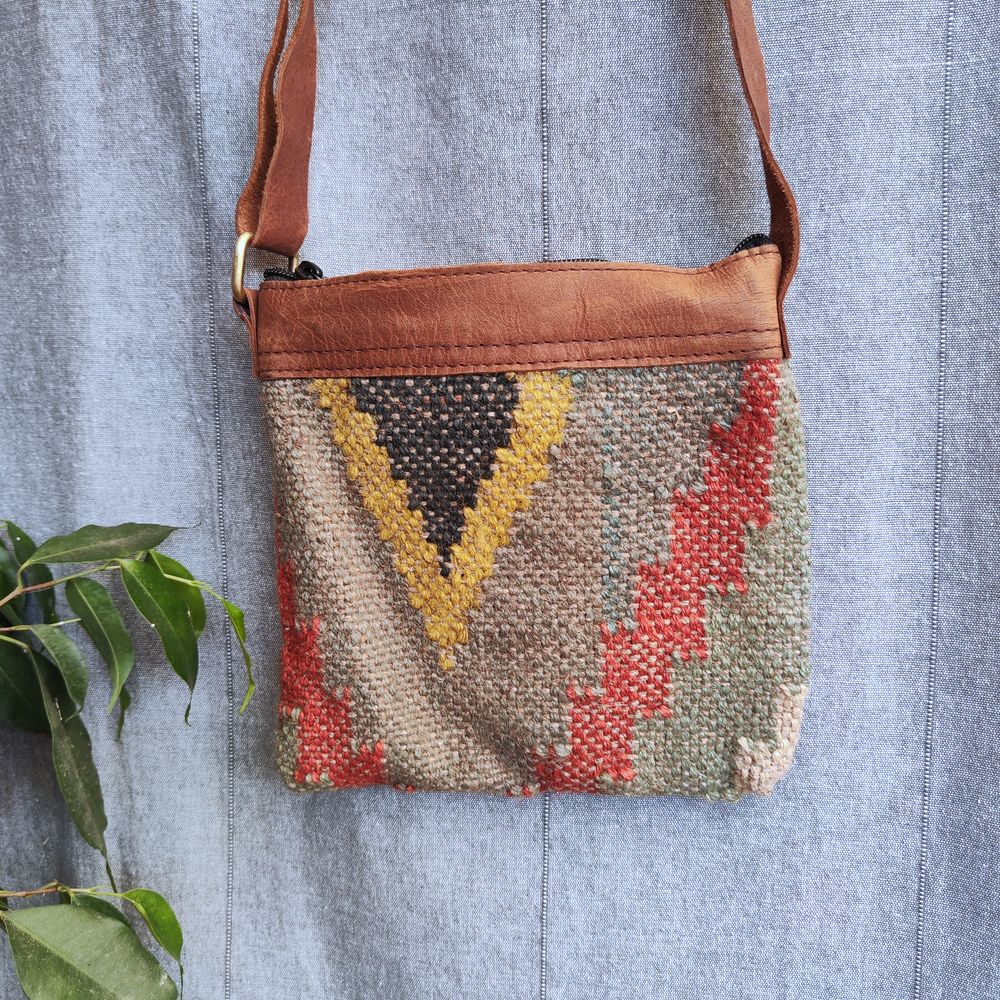 Borsa tracolla ZOYA artigianale realizzato con KILIM e Cuoio