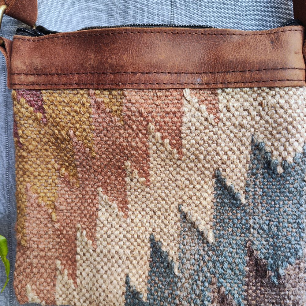 Borsa tracolla ANANYA artigianale realizzato con KILIM e Cuoio