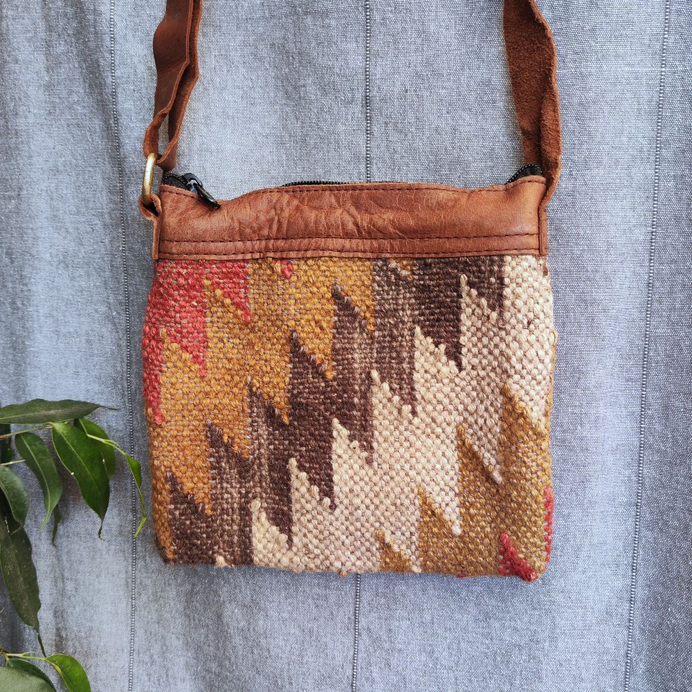 Borsa tracolla ARADHYA artigianale realizzato con KILIM e Cuoio