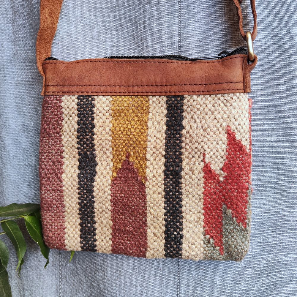 Borsa tracolla ANIKA artigianale realizzato con KILIM e Cuoio