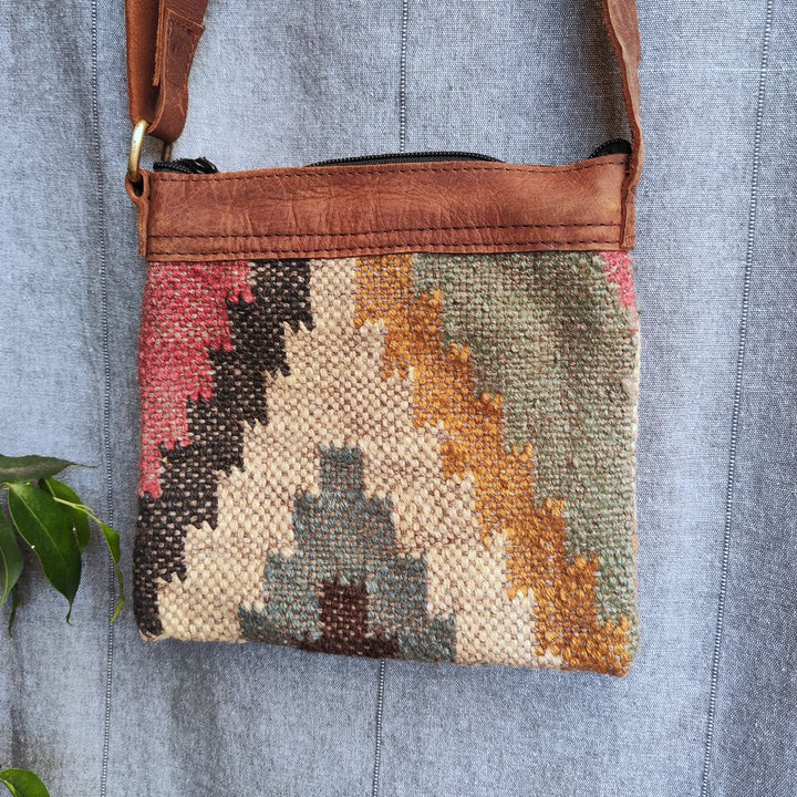 Borsa tracolla ADITI artigianale realizzato con KILIM e Cuoio