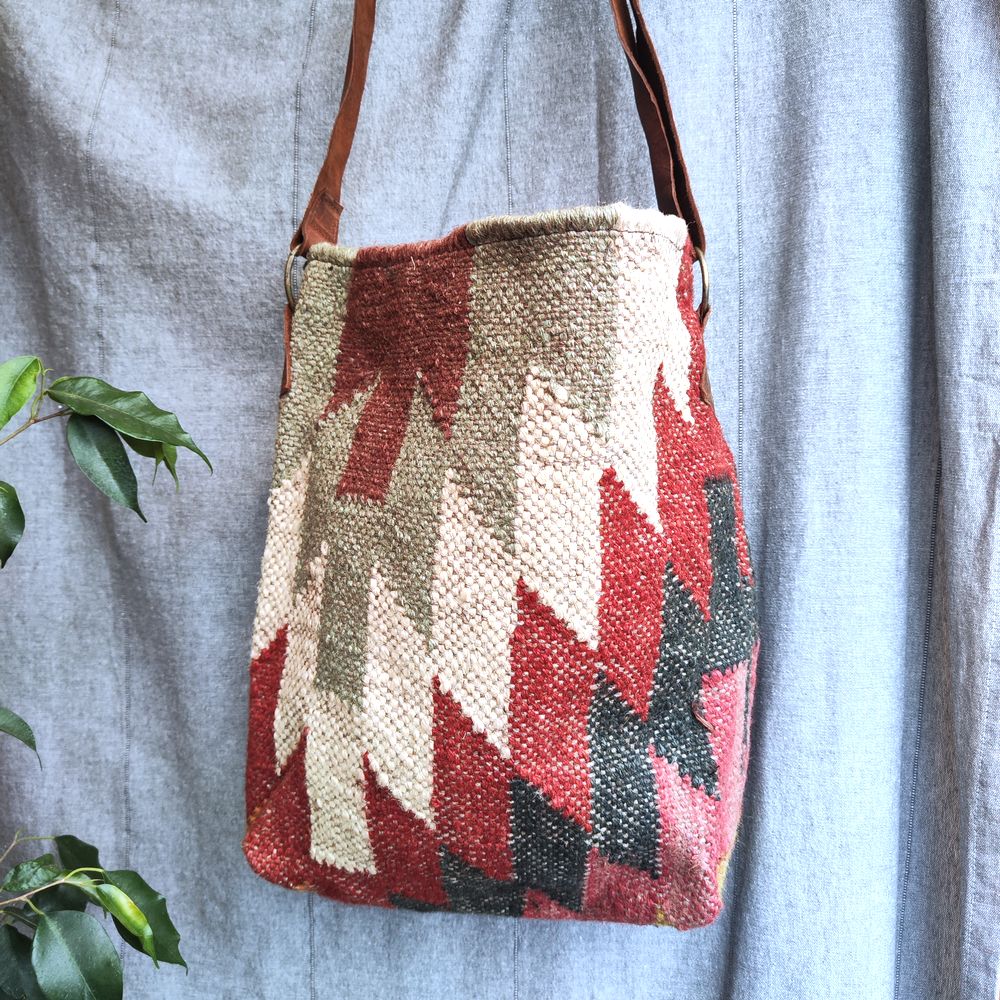 Borsa SAMI artigianale realizzato con KILIM e Cuoio