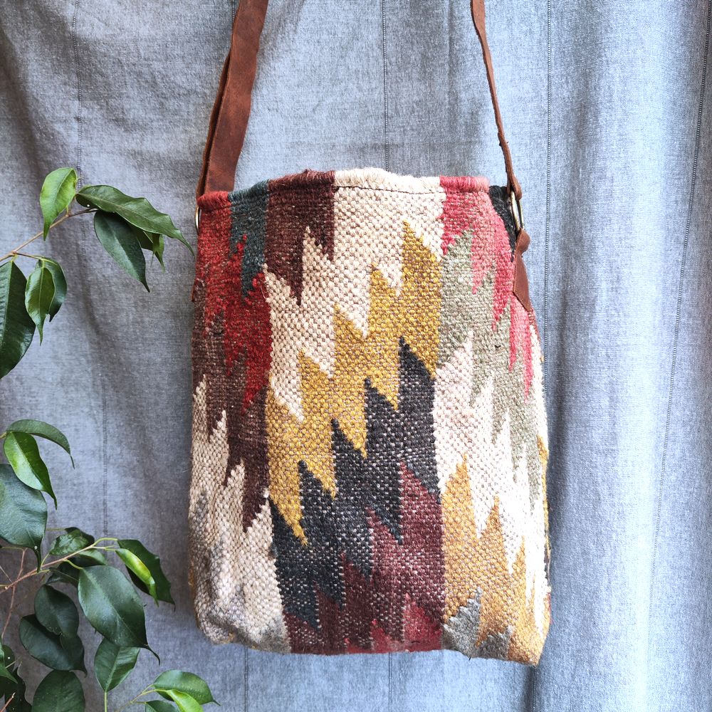 Borsa RISHIKESH  artigianale realizzato con KILIM e Cuoio