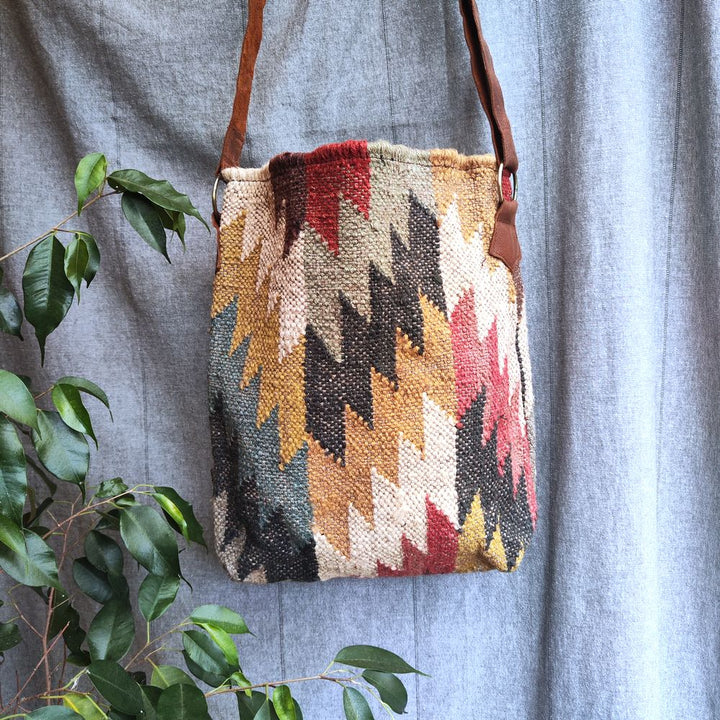 Borsa RISHIKESH  artigianale realizzato con KILIM e Cuoio