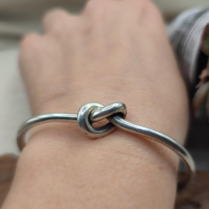 Bracciale rigido in argento 925 con nodo - BETTIAH