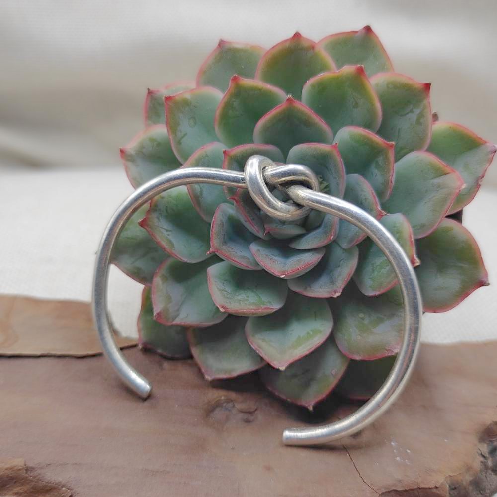 Bracciale rigido in argento 925 con nodo - BETTIAH