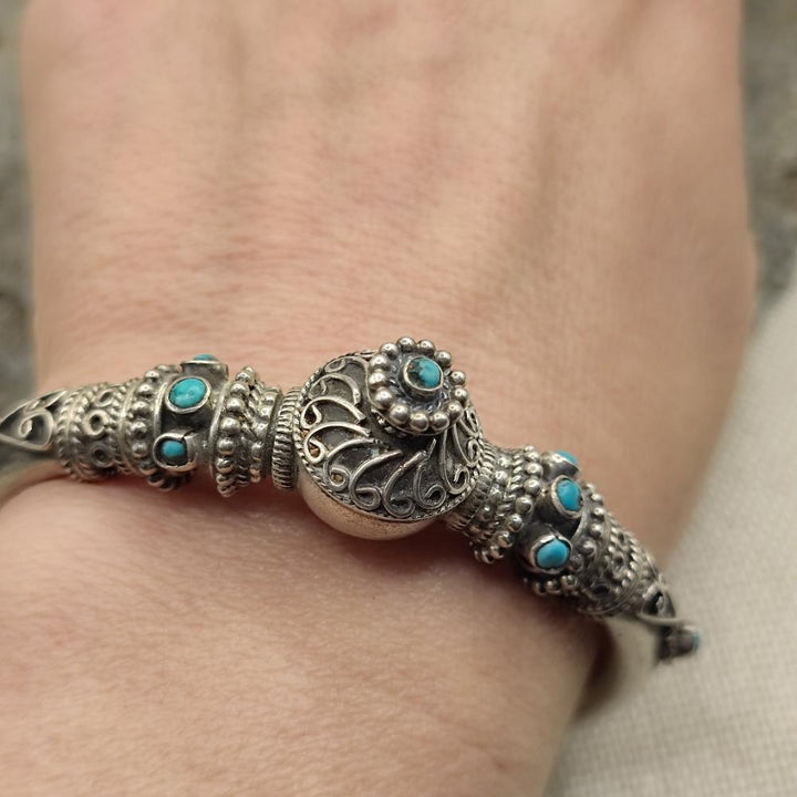 Bracciale etnico apribile con turchese in argento 925 - YAMIRA