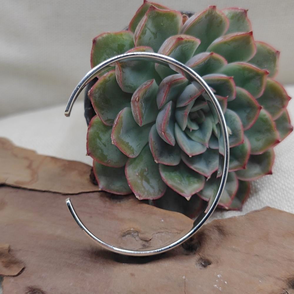 Bracciale etnico rigido aperto in argento 925 - BAPU