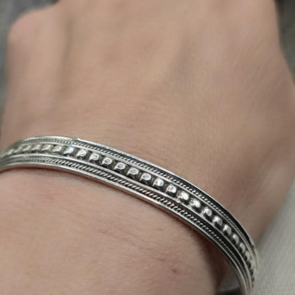 Bracciale etnico rigido aperto in argento 925 - ISHANIBLU