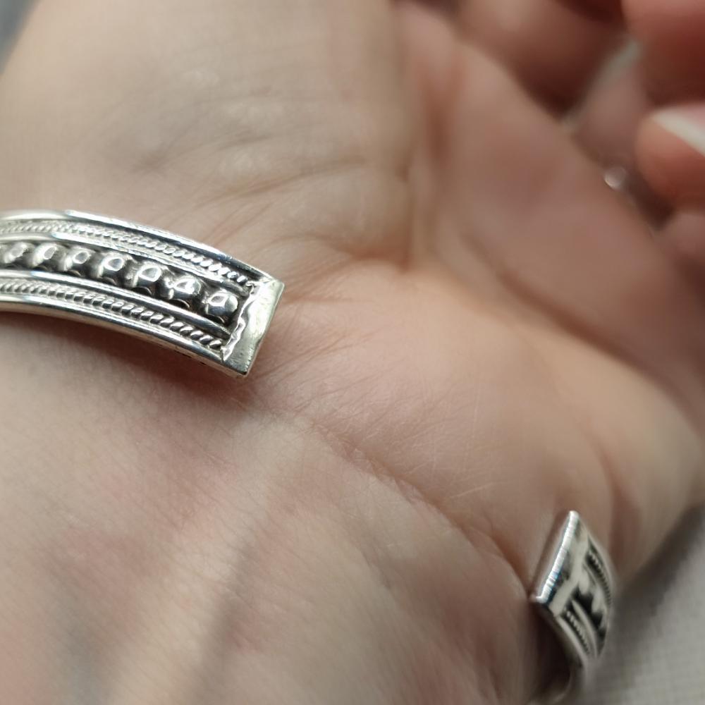 Bracciale etnico rigido aperto in argento 925 - ISHANIBLU