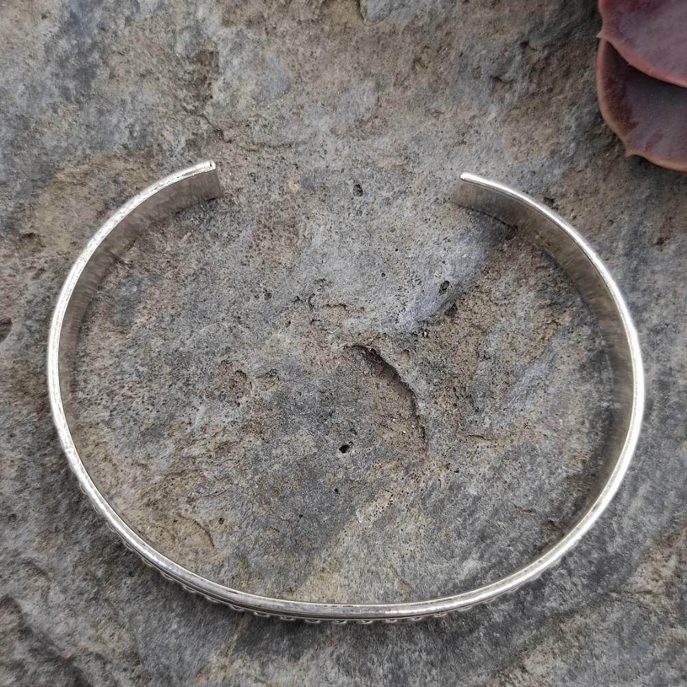 Bracciale etnico rigido aperto in argento 925 - ISHANIBLU