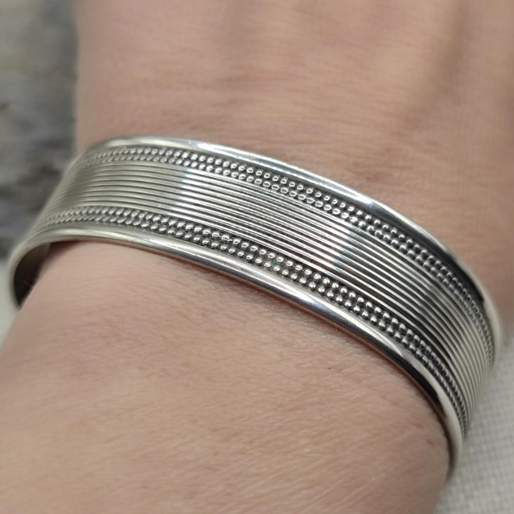 Bracciale etnico rigido aperto in argento 925 - NAYANTARA