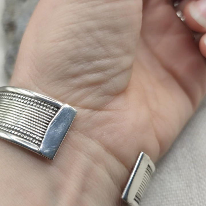 Bracciale etnico rigido aperto in argento 925 - NAYANTARA