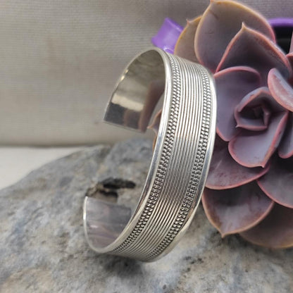 Bracciale etnico rigido aperto in argento 925 - NAYANTARA