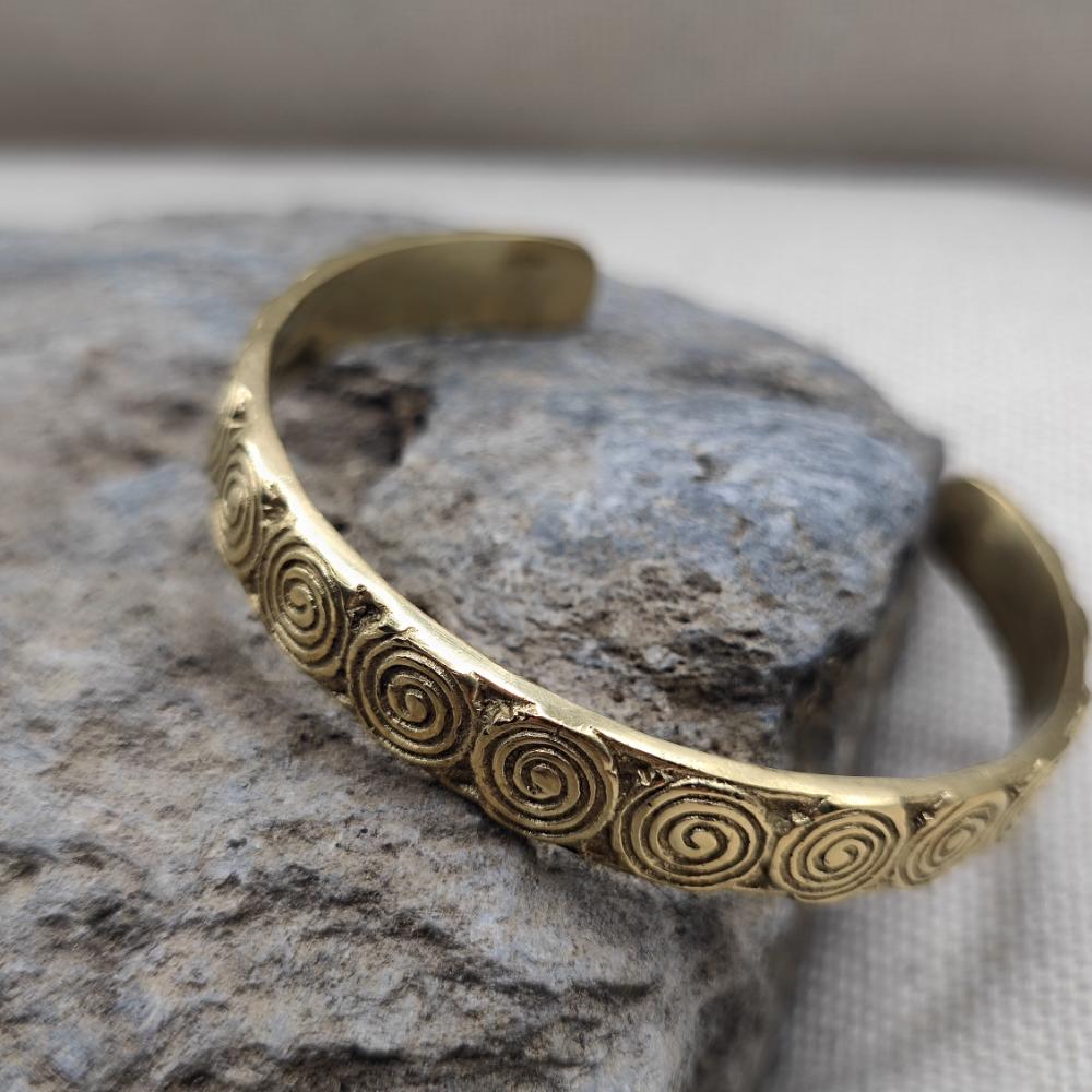 Bracciale etnico aperto rigido in ottone - HANA