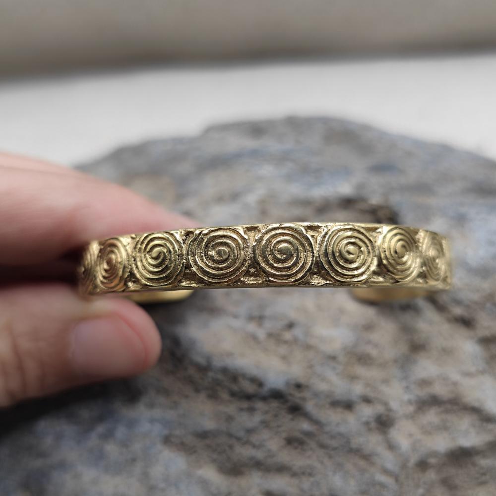 Bracciale etnico aperto rigido in ottone - HANA