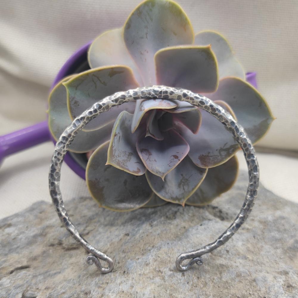 Bracciale etnico rigido aperto in argento 925 - ORVANI