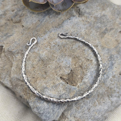 Bracciale etnico rigido aperto in argento 925 - ORVANI