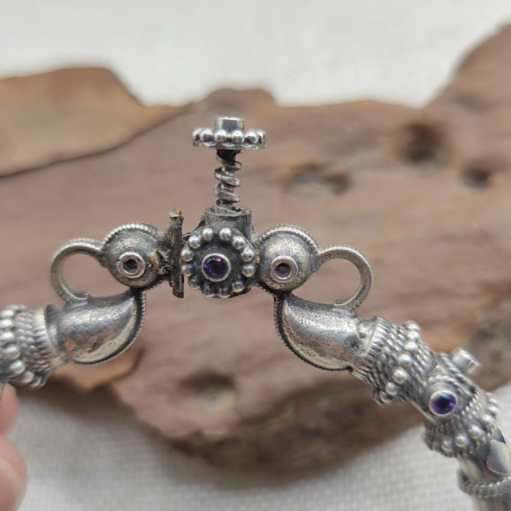 Bracciale etnico apribile con ametista in argento 925 - MEERA