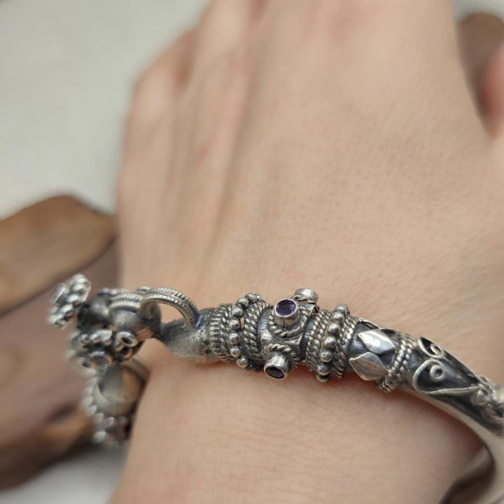 Bracciale etnico apribile con ametista in argento 925 - MEERA