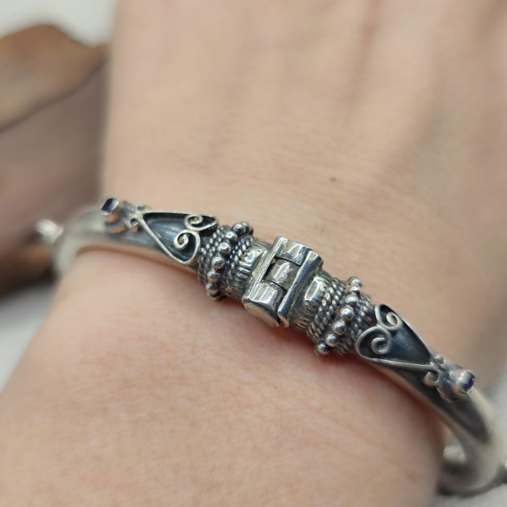 Bracciale etnico apribile con ametista in argento 925 - MEERA