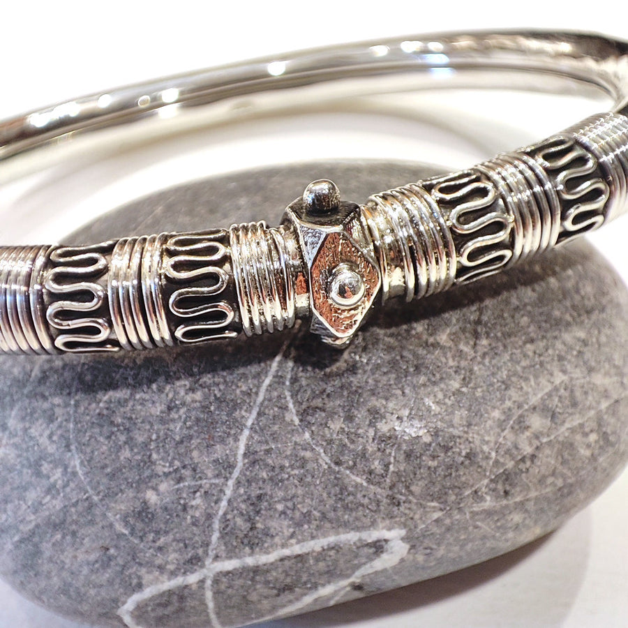 Bracciale NADAMI in Argento Sterling - Bangle in Argento 925 con Design Intricato macro