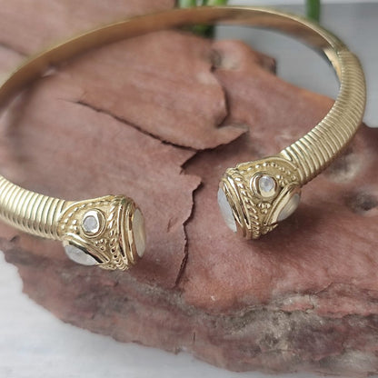 Bracciale rigido in ottone con pietre semipreziose - MOGHUL