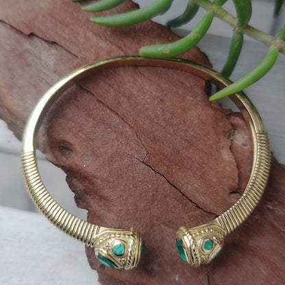 Bracciale rigido in ottone con pietre semipreziose - MOGHUL