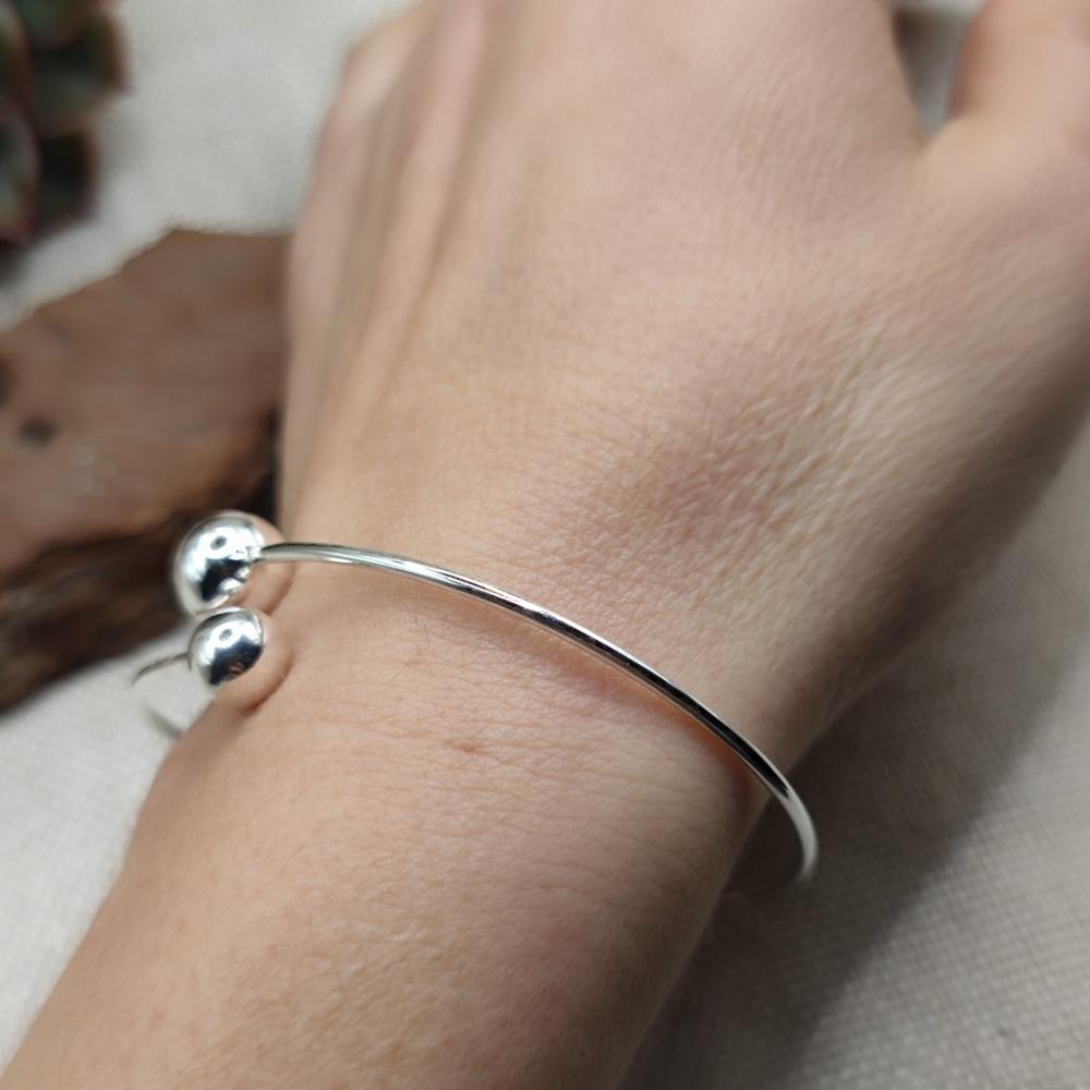 Bracciale rigido aperto con sfere in argento 925 - JOHARI