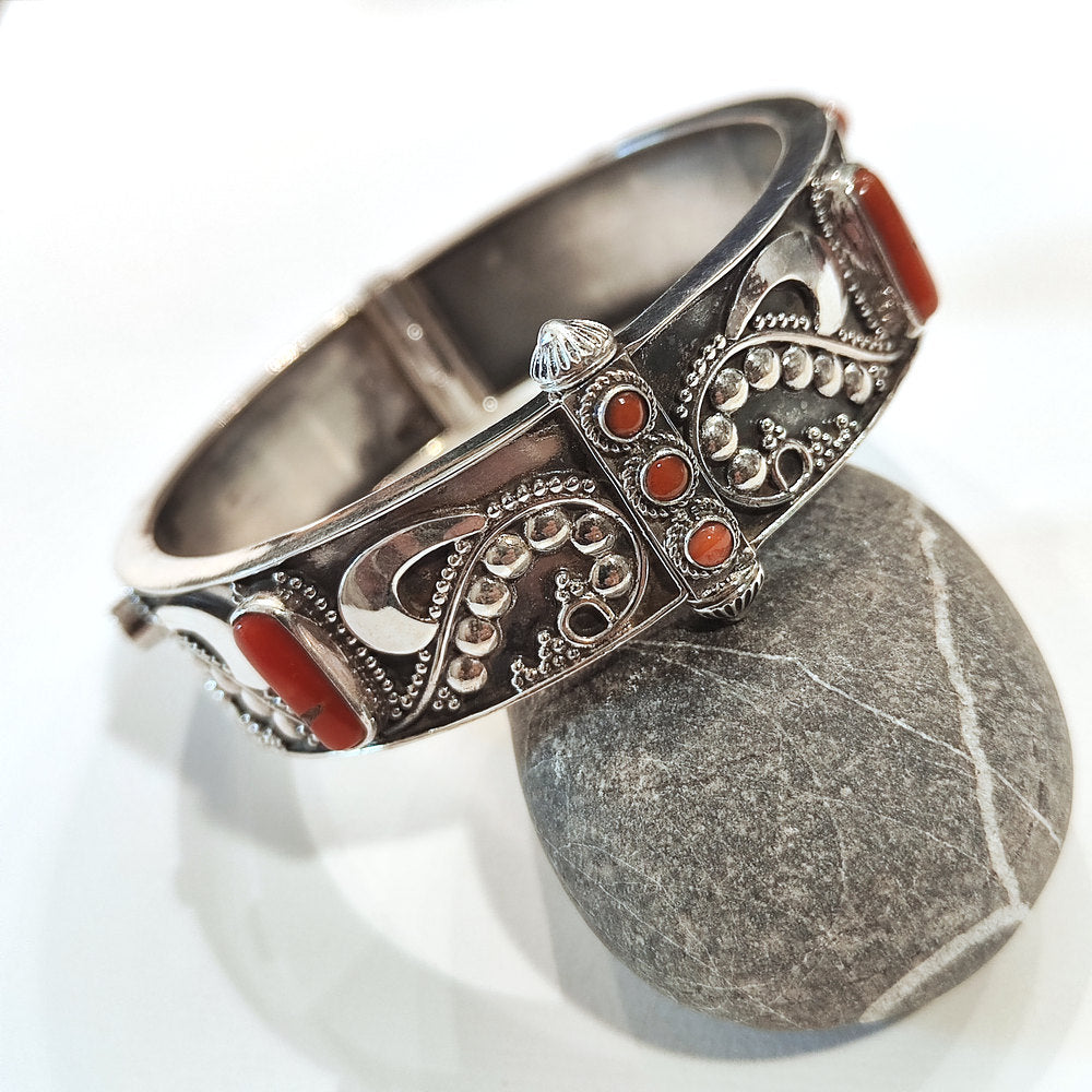 Bracciale NAMAH in Argento 925 con Corallo e Chiusura a Vite