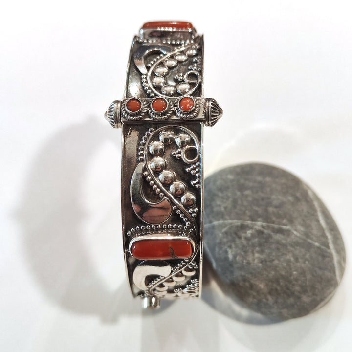 Bracciale NAMAH in Argento 925 con Corallo e Chiusura a Vite 