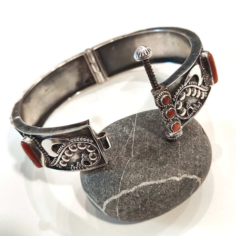 Bracciale NAMAH in Argento 925 con Corallo e Chiusura a Vite aperto