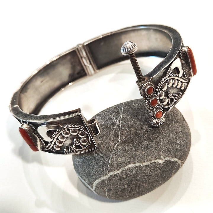 Bracciale NAMAH in Argento 925 con Corallo e Chiusura a Vite aperto