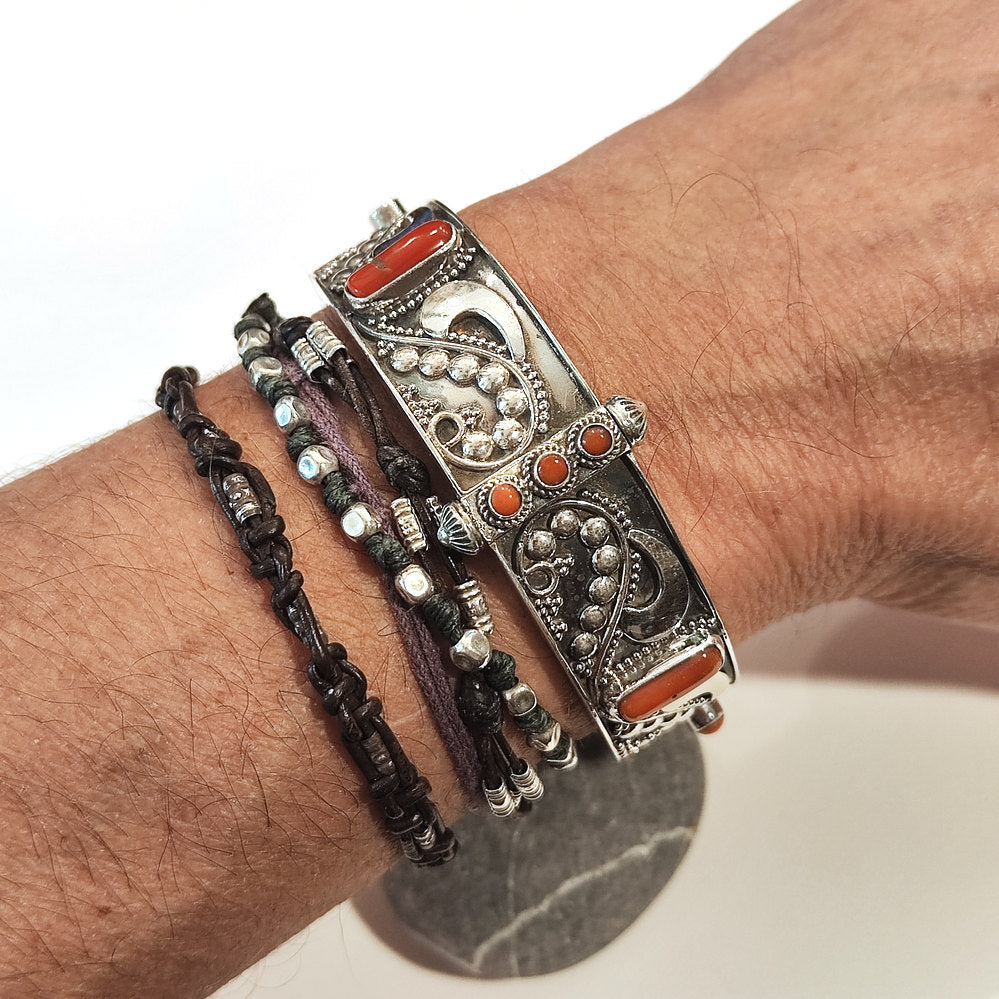 Bracciale NAMAH in Argento 925 con Corallo e Chiusura a Vite indossato