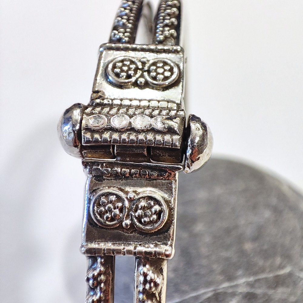 Bracciale Rigido AKINA in Argento 925 – Artigianato Indiano Handmade chiusura