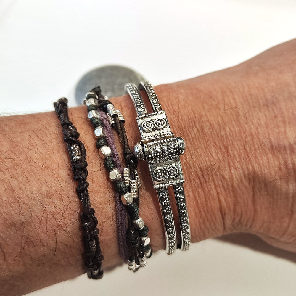 Bracciale Rigido AKINA in Argento 925 – Artigianato Indiano Handmade indossato