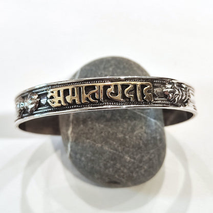 Bracciale OM MANI PADME HUM in argento 925 - DORJE dettagli mantra ottone