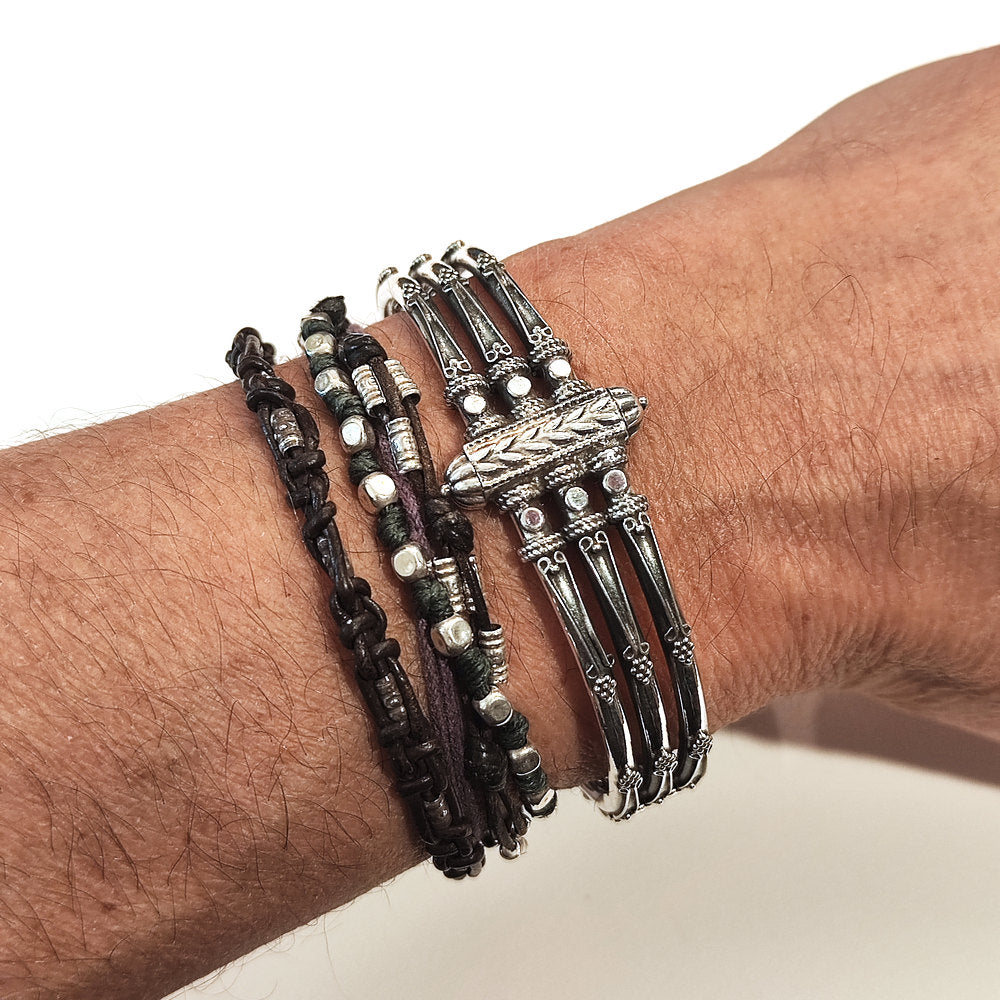 Bracciale NERANA in argento 925 – Etnico artigianale unisex indossato