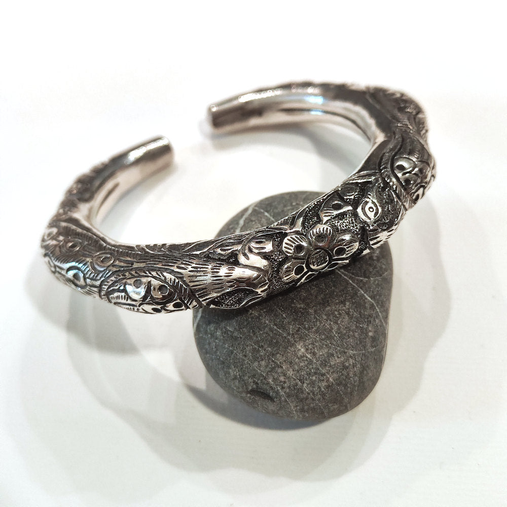 Bracciale rigido etnico LUMERA in argento 925 – Pavone inciso a mano