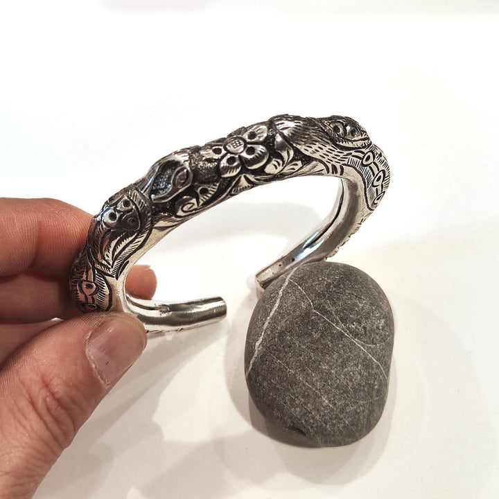 Bracciale rigido etnico LUMERA in argento 925 – Pavone inciso a mano