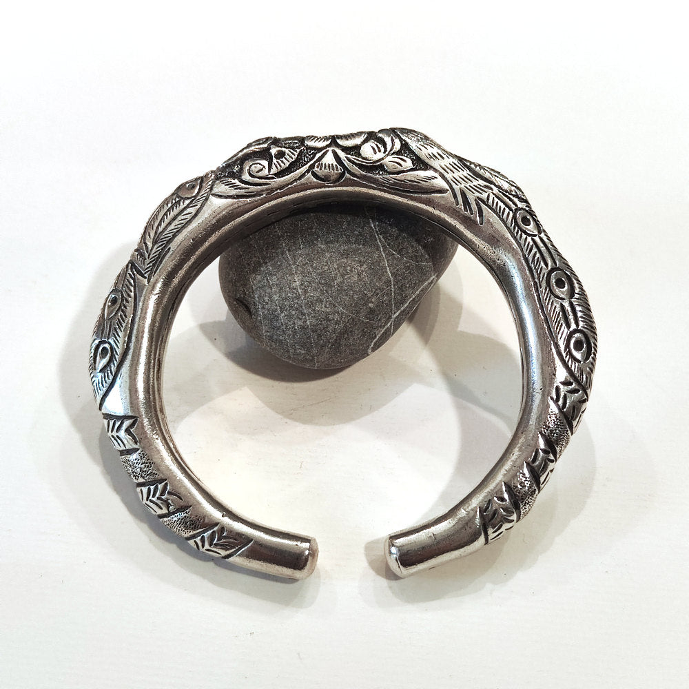 Bracciale rigido etnico LUMERA in argento 925 – Pavone inciso a mano laterale