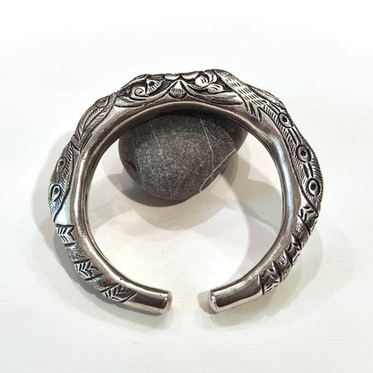 Bracciale rigido etnico LUMERA in argento 925 – Pavone inciso a mano laterale