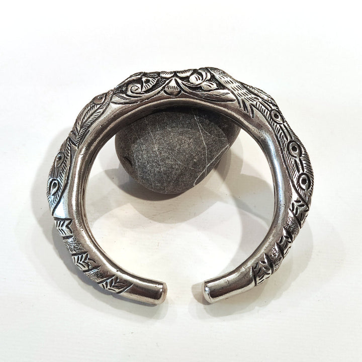 Bracciale rigido etnico LUMERA in argento 925 – Pavone inciso a mano laterale