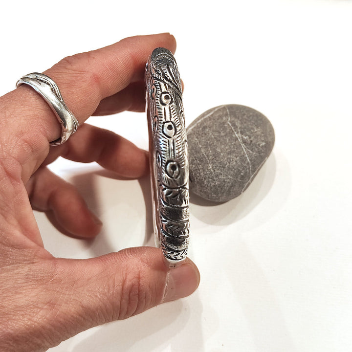 Bracciale rigido etnico LUMERA in argento 925 – Pavone inciso a mano laterale