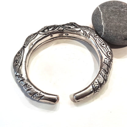 Bracciale rigido etnico LUMERA in argento 925 – Pavone inciso a mano laterale