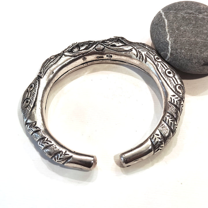 Bracciale rigido etnico LUMERA in argento 925 – Pavone inciso a mano laterale
