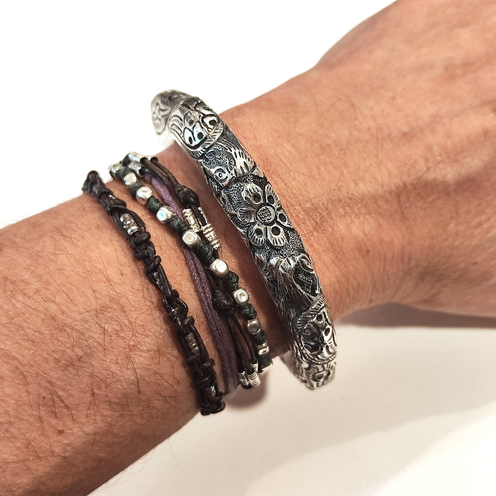 Bracciale rigido etnico LUMERA in argento 925 – Pavone inciso a mano indossato