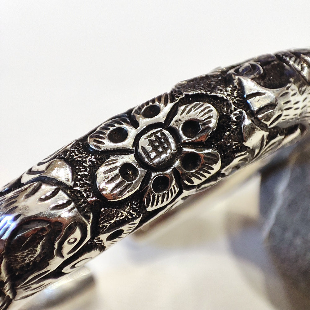 Bracciale rigido etnico LUMERA in argento 925 – Pavone inciso a mano incisione floreale